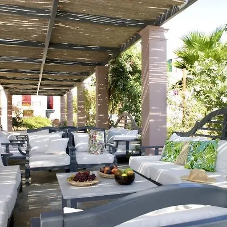 9 Muses Santorini Szálloda 5*